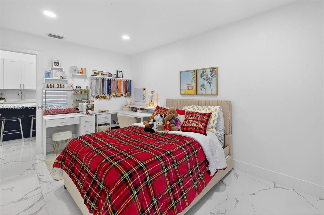 For Rent: $2,850 (2 beds, 2 baths, 926 Square Feet)