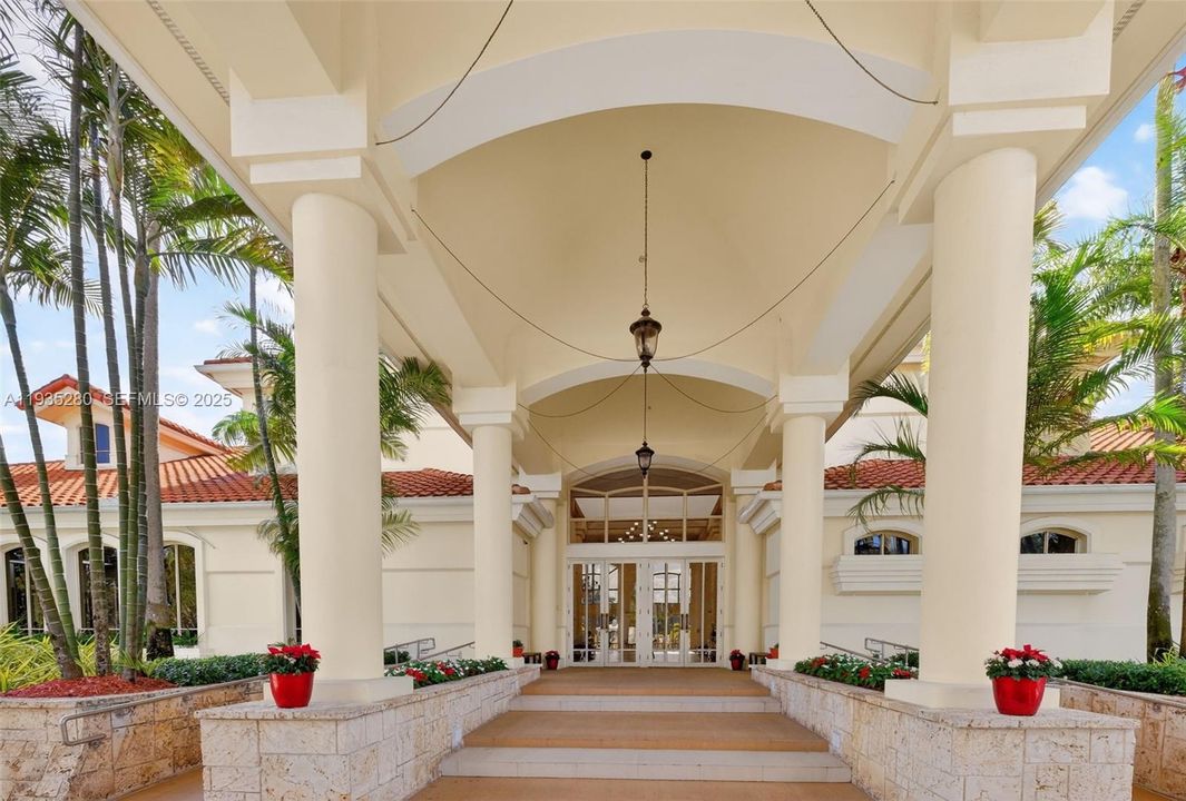 For Rent: $2,850 (2 beds, 2 baths, 926 Square Feet)