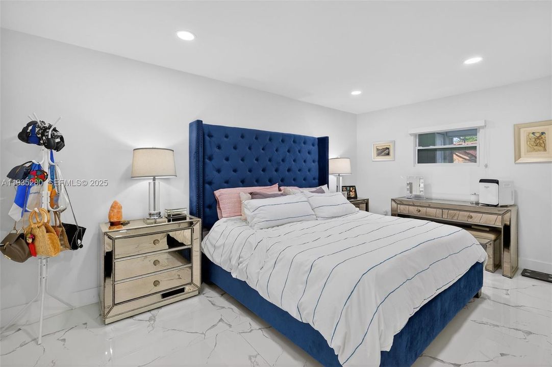 For Rent: $2,850 (2 beds, 2 baths, 926 Square Feet)