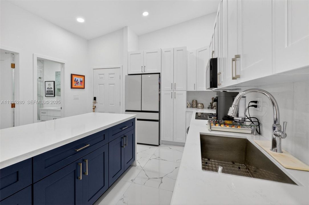 For Rent: $2,850 (2 beds, 2 baths, 926 Square Feet)