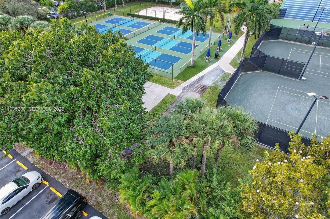 For Rent: $2,850 (2 beds, 2 baths, 926 Square Feet)