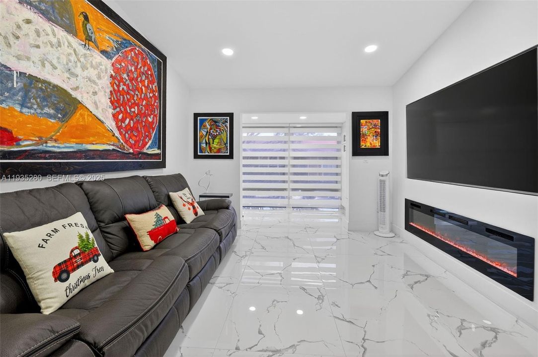 For Rent: $2,850 (2 beds, 2 baths, 926 Square Feet)