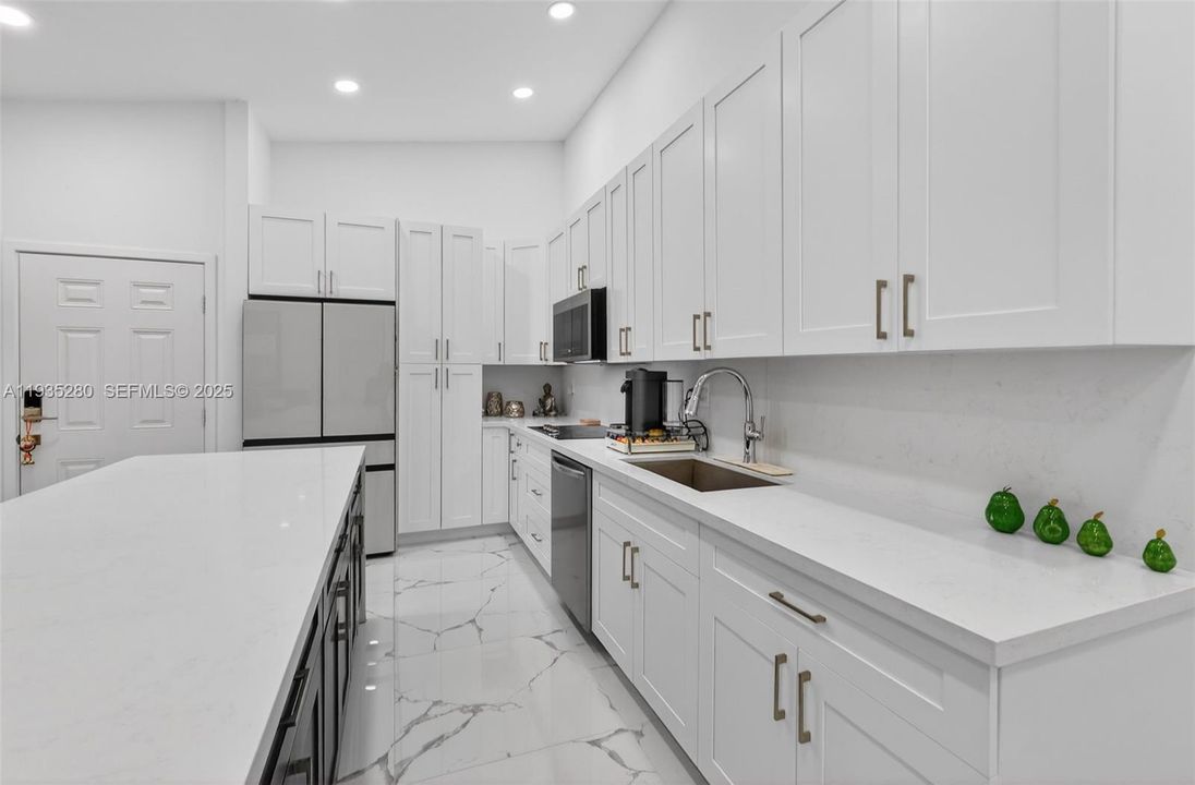 For Rent: $2,850 (2 beds, 2 baths, 926 Square Feet)