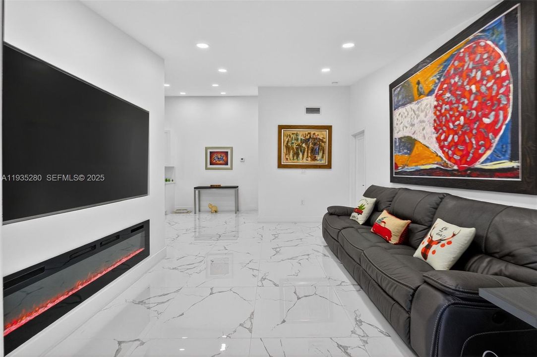 For Rent: $2,850 (2 beds, 2 baths, 926 Square Feet)