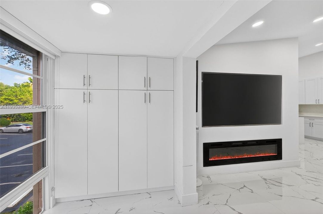 For Rent: $2,850 (2 beds, 2 baths, 926 Square Feet)