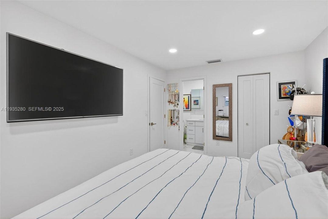 For Rent: $2,850 (2 beds, 2 baths, 926 Square Feet)