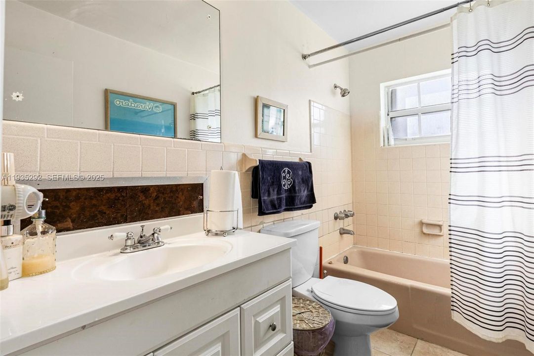 En Venta: $749,000 (3 camas, 2 baños, 1631 Pies cuadrados)