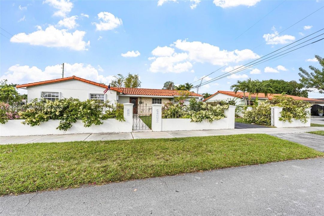 En Venta: $749,000 (3 camas, 2 baños, 1631 Pies cuadrados)