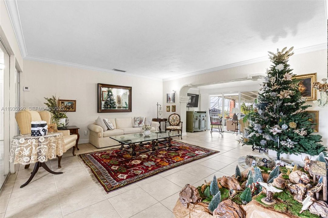 En Venta: $749,000 (3 camas, 2 baños, 1631 Pies cuadrados)