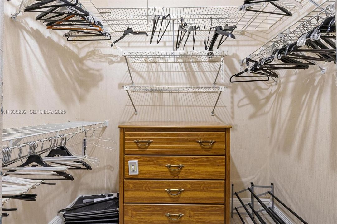 En Venta: $749,000 (3 camas, 2 baños, 1631 Pies cuadrados)