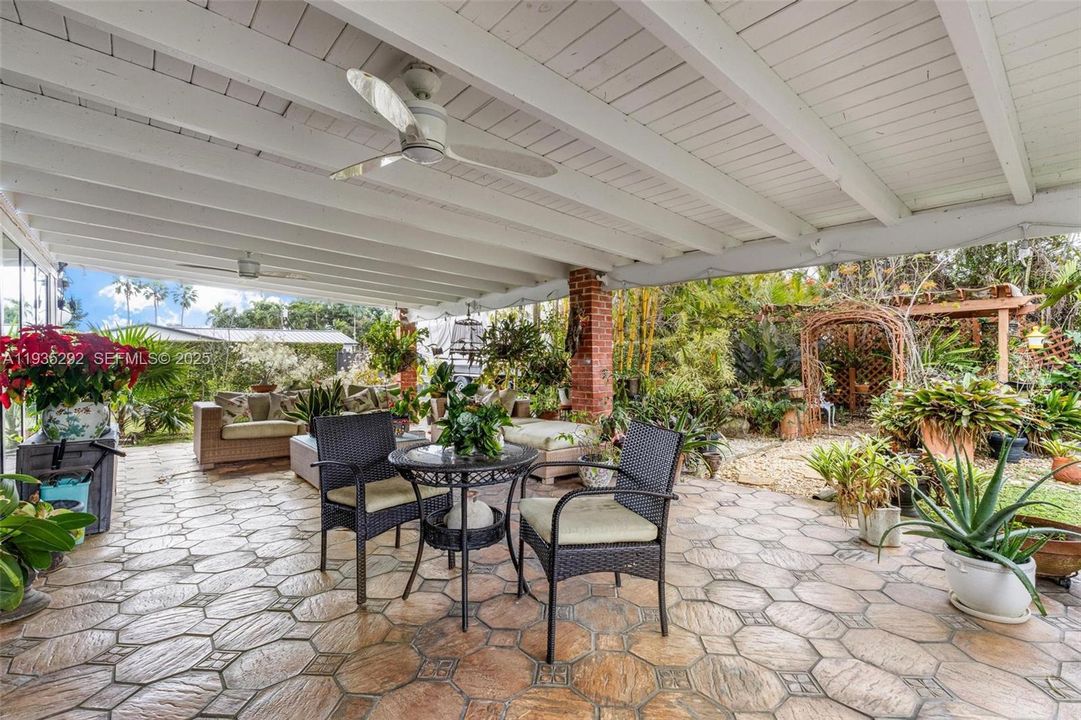 En Venta: $749,000 (3 camas, 2 baños, 1631 Pies cuadrados)