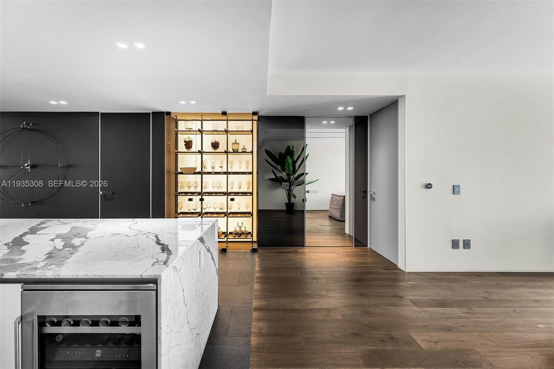 合同活跃: $9,495,000 (3 贝兹, 4 浴室, 3345 平方英尺)