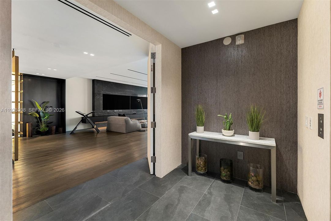 合同活跃: $9,495,000 (3 贝兹, 4 浴室, 3345 平方英尺)