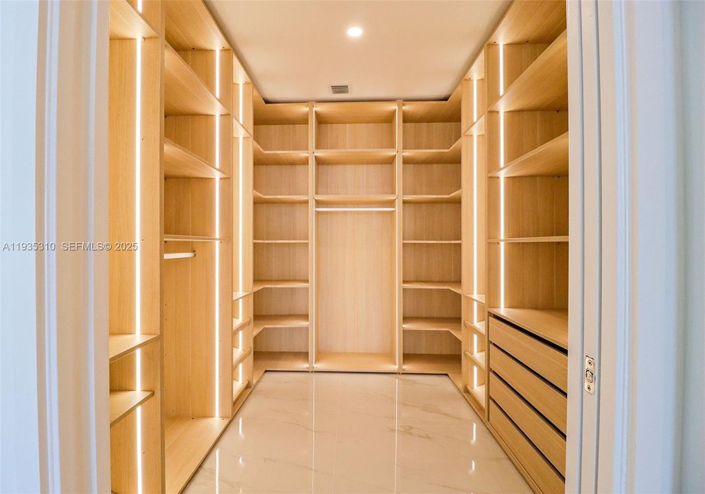 В аренду: $40,000 (4 спален, 5 ванн, 0 Квадратных фут)