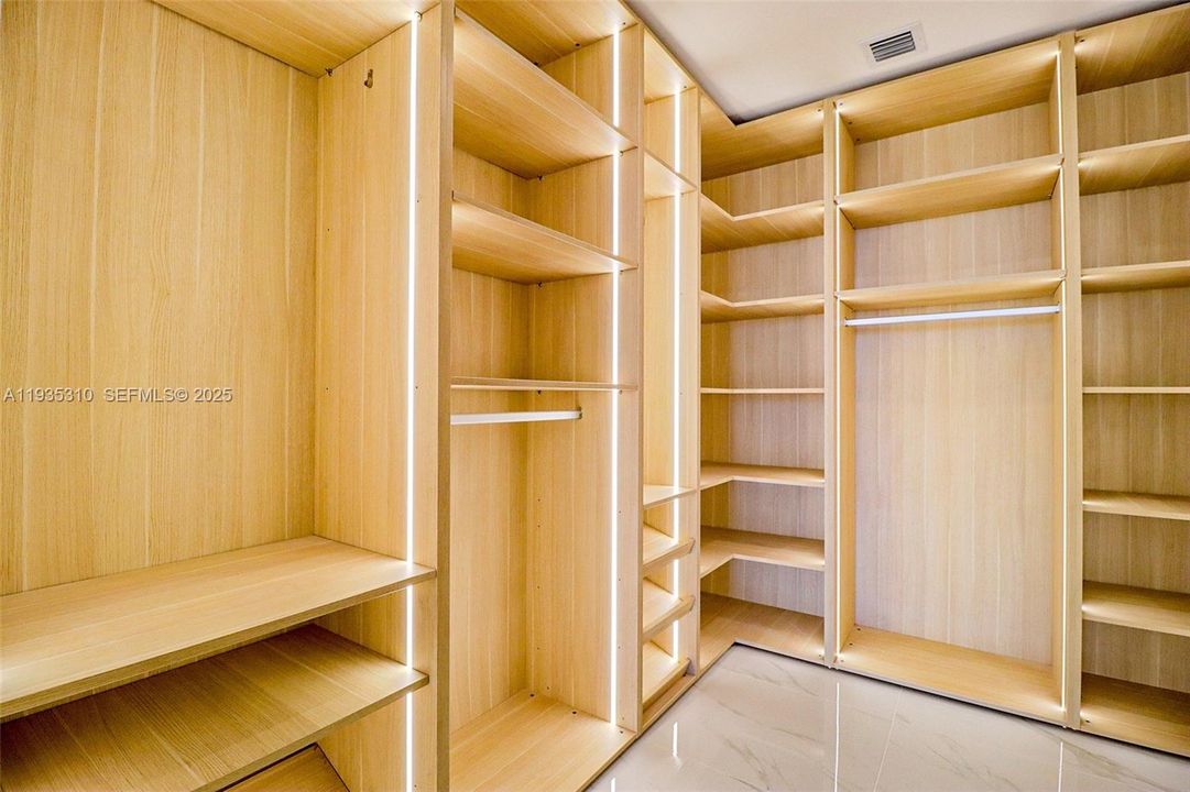 В аренду: $40,000 (4 спален, 5 ванн, 0 Квадратных фут)