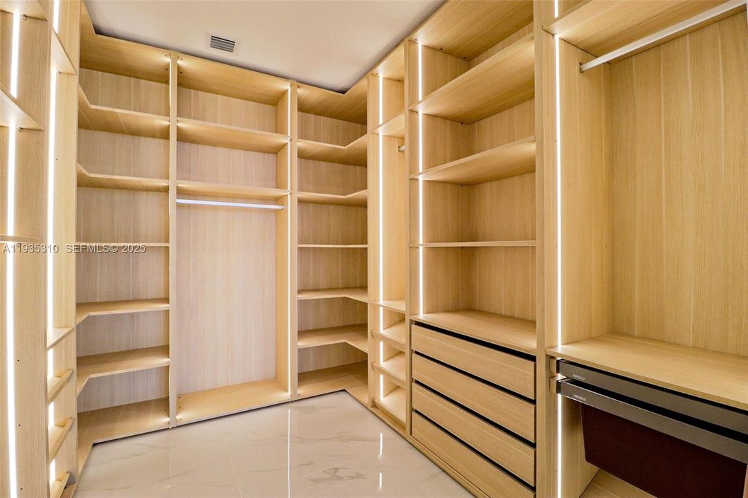 В аренду: $40,000 (4 спален, 5 ванн, 0 Квадратных фут)