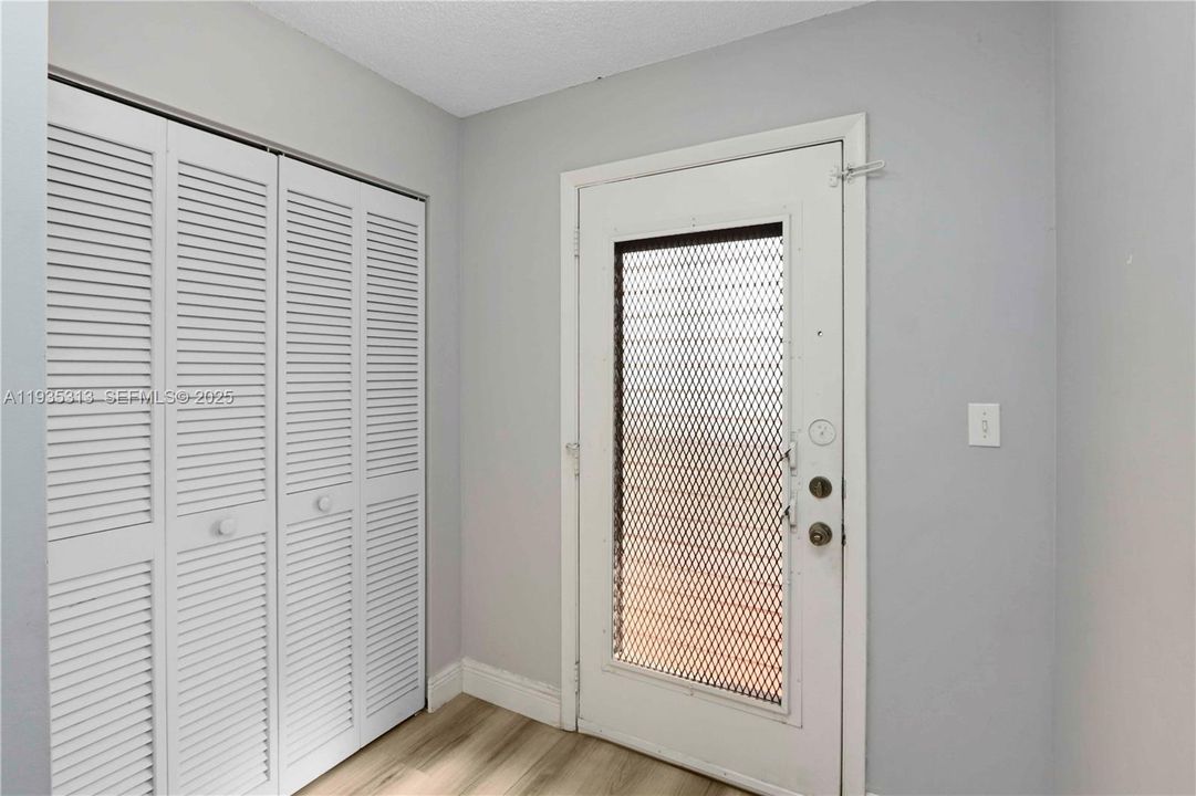 待售: $199,900 (2 贝兹, 2 浴室, 1270 平方英尺)