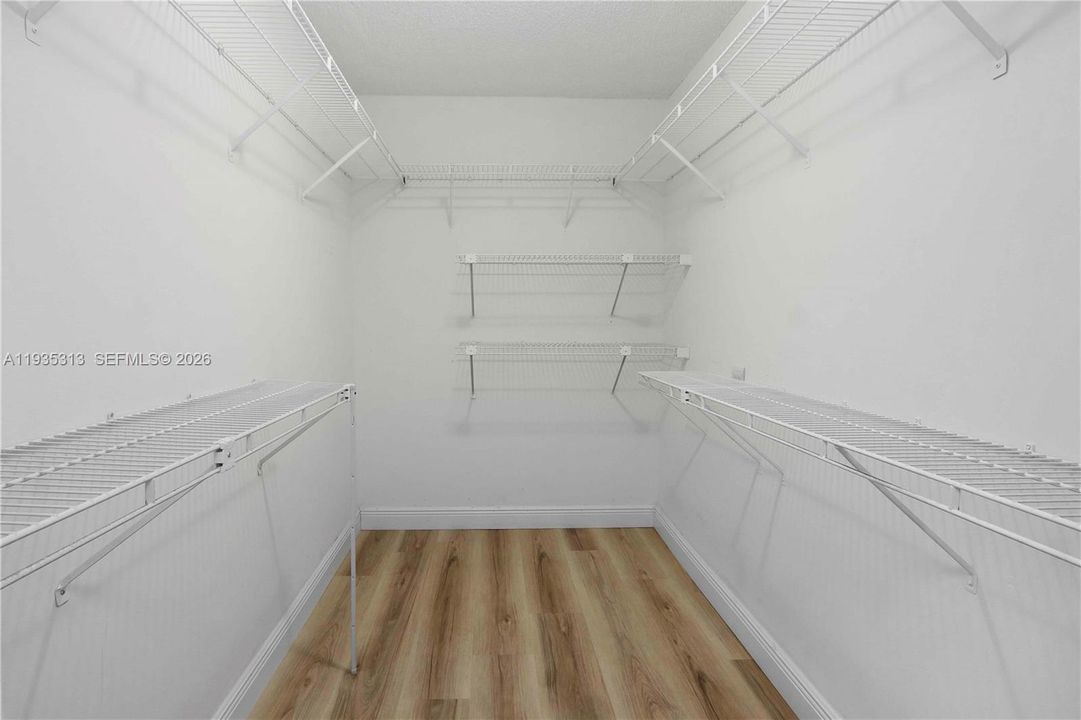 For Sale: $149,900 (2 beds, 2 baths, 1270 Square Feet)