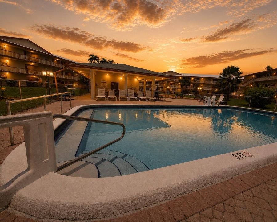 5300 Washington, pool sunset