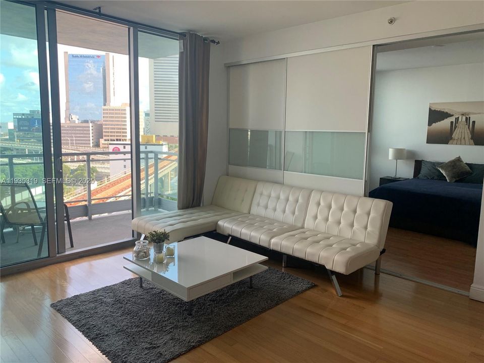 待售: $370,000 (1 贝兹, 1 浴室, 747 平方英尺)