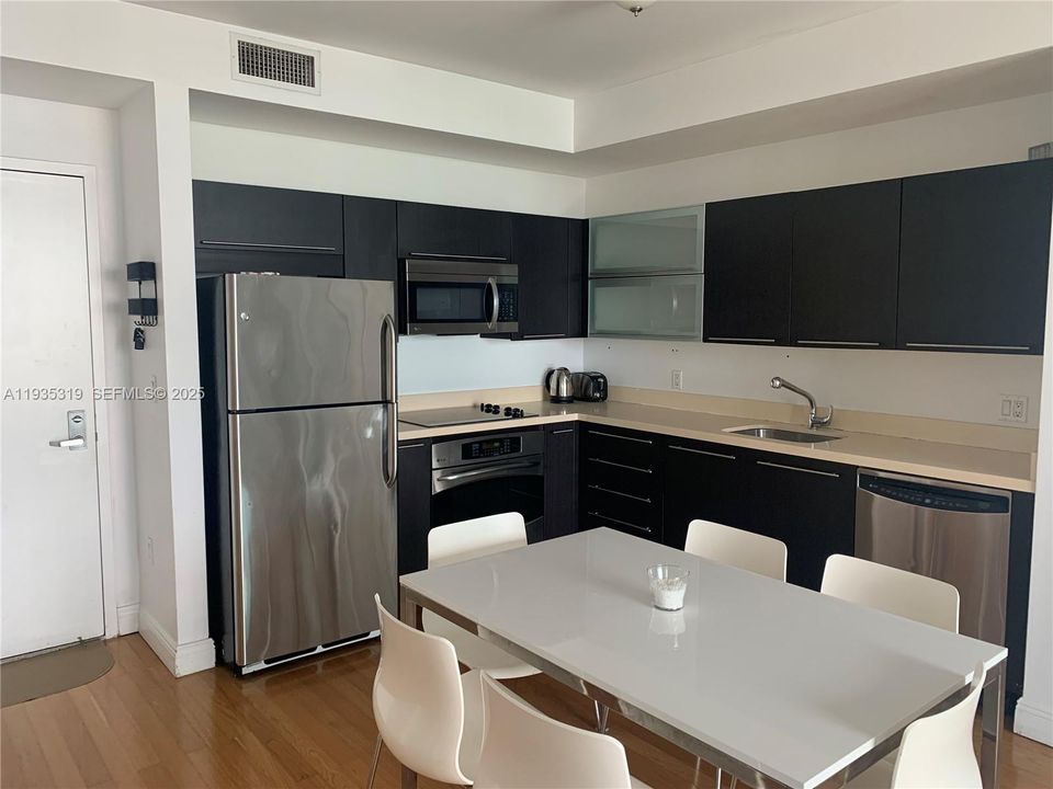 待售: $370,000 (1 贝兹, 1 浴室, 747 平方英尺)