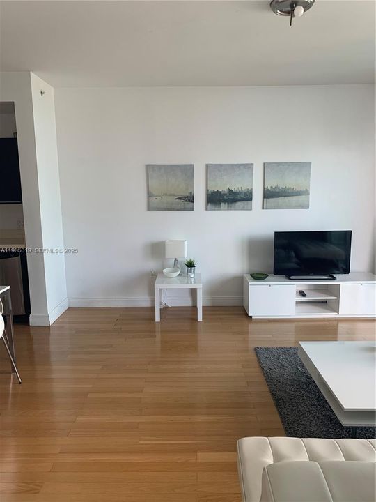 待售: $370,000 (1 贝兹, 1 浴室, 747 平方英尺)