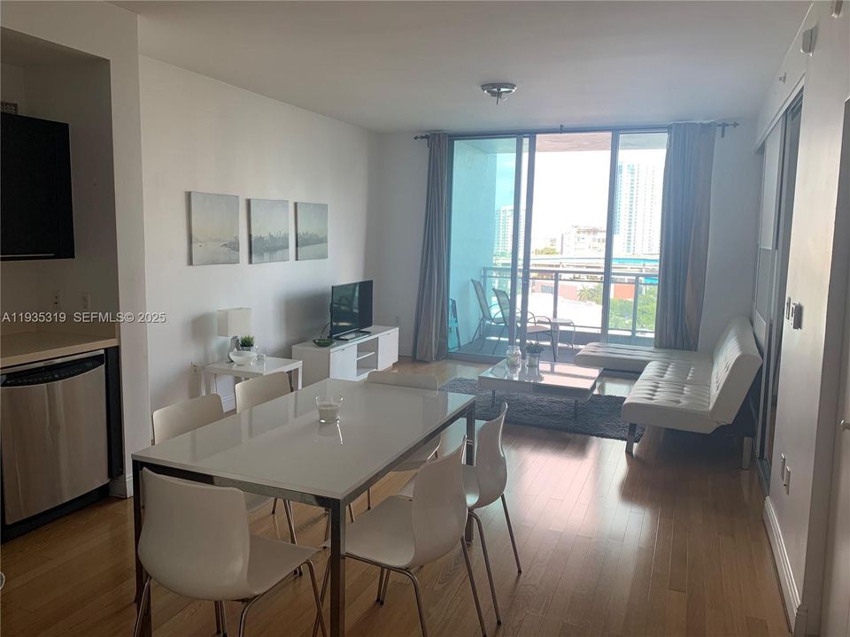 待售: $370,000 (1 贝兹, 1 浴室, 747 平方英尺)