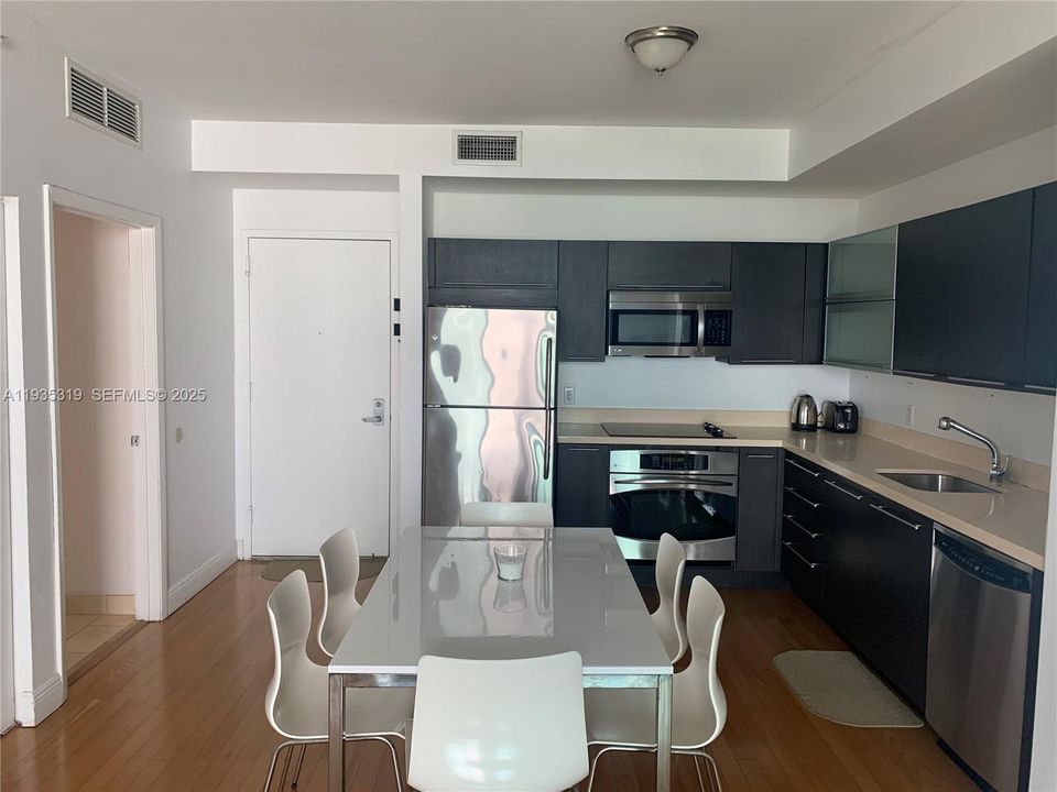 待售: $370,000 (1 贝兹, 1 浴室, 747 平方英尺)