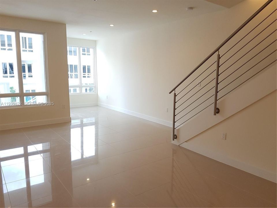 For Rent: $3,600 (3 beds, 3 baths, 1781 Square Feet)