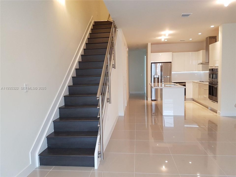 For Rent: $3,600 (3 beds, 3 baths, 1781 Square Feet)