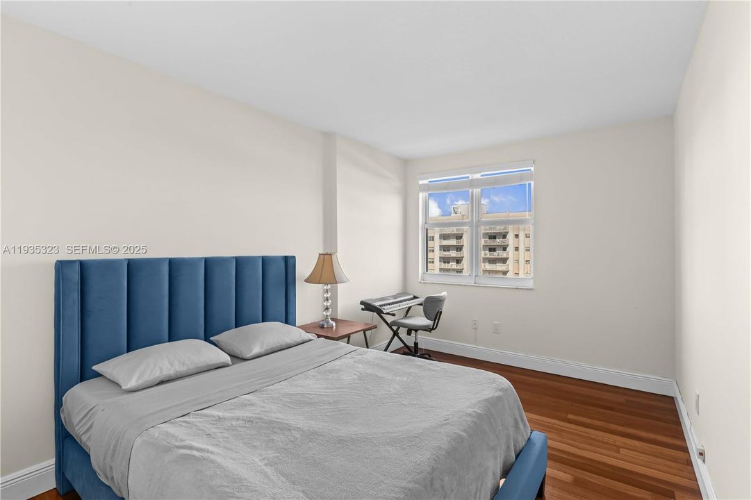 For Sale: $320,000 (1 beds, 1 baths, 763 Square Feet)