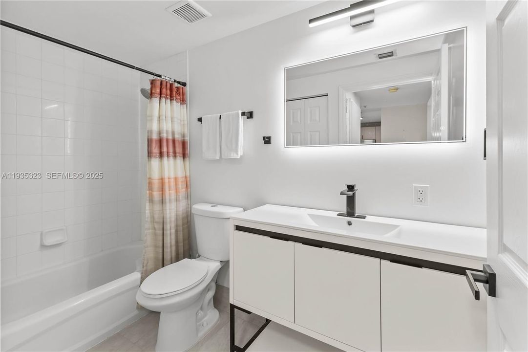 For Sale: $320,000 (1 beds, 1 baths, 763 Square Feet)