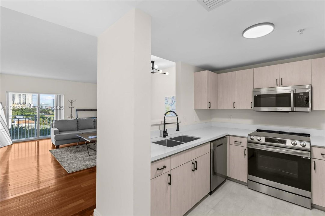 For Sale: $320,000 (1 beds, 1 baths, 763 Square Feet)