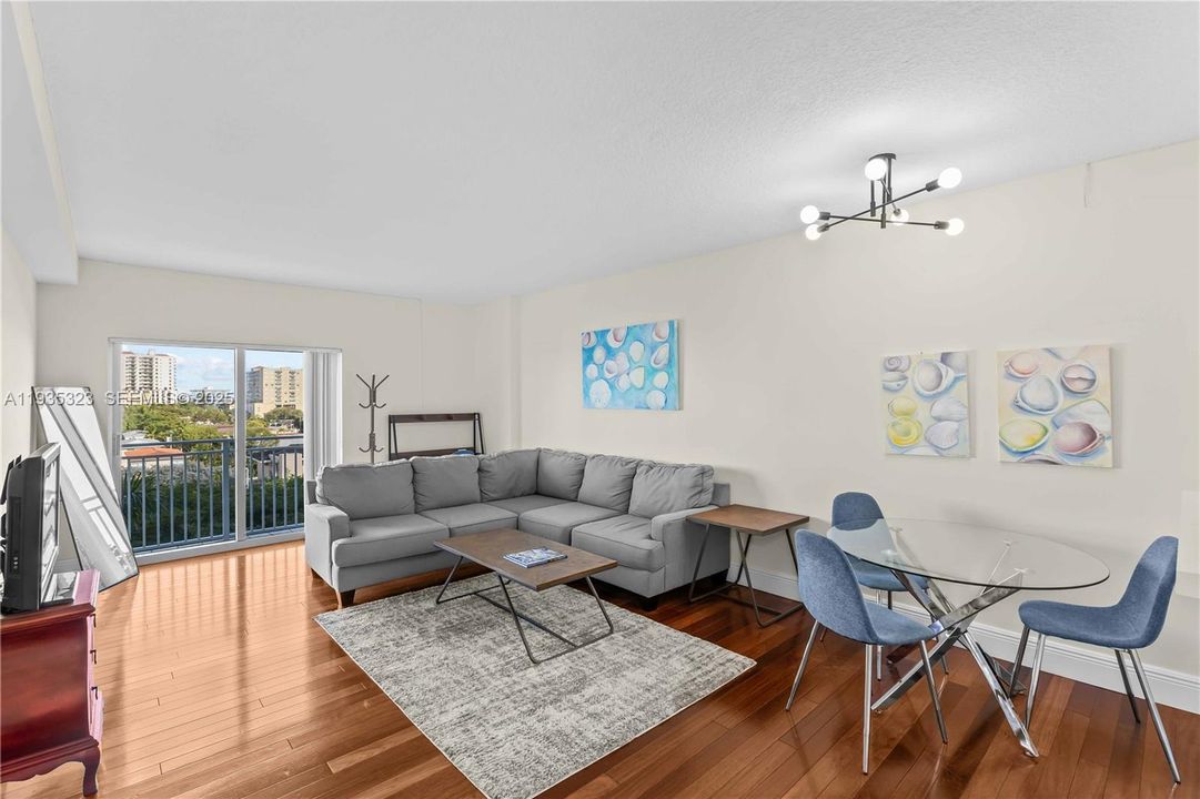 For Sale: $320,000 (1 beds, 1 baths, 763 Square Feet)