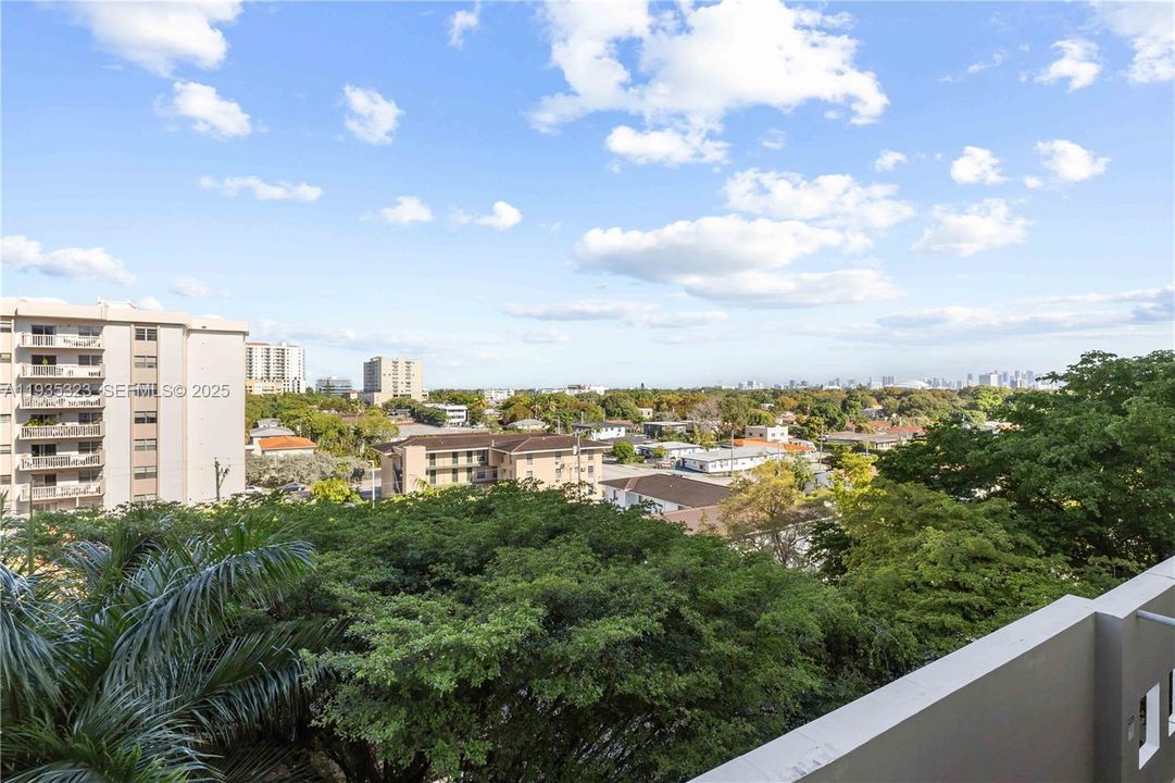 For Sale: $320,000 (1 beds, 1 baths, 763 Square Feet)