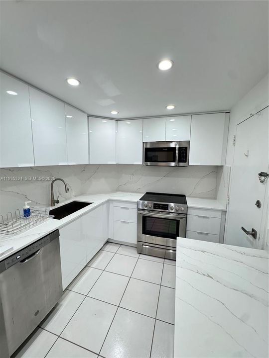 For Sale: $259,000 (1 beds, 1 baths, 762 Square Feet)