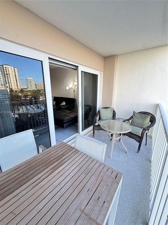 For Sale: $259,000 (1 beds, 1 baths, 762 Square Feet)