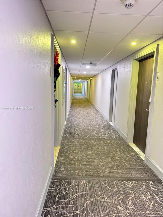 For Sale: $259,000 (1 beds, 1 baths, 762 Square Feet)