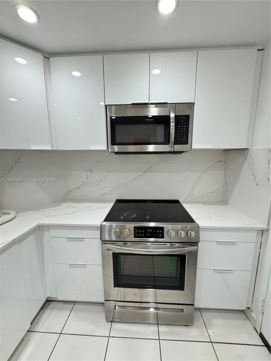 For Sale: $259,000 (1 beds, 1 baths, 762 Square Feet)