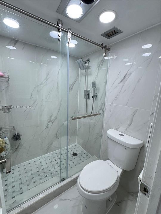 For Sale: $259,000 (1 beds, 1 baths, 762 Square Feet)