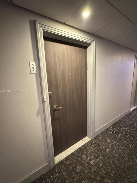 For Sale: $259,000 (1 beds, 1 baths, 762 Square Feet)