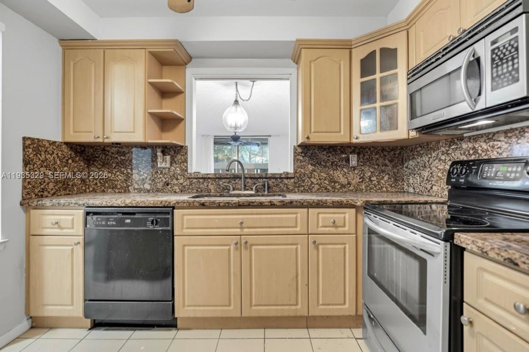 На продажу: $174,500 (2 спален, 2 ванн, 1260 Квадратных фут)