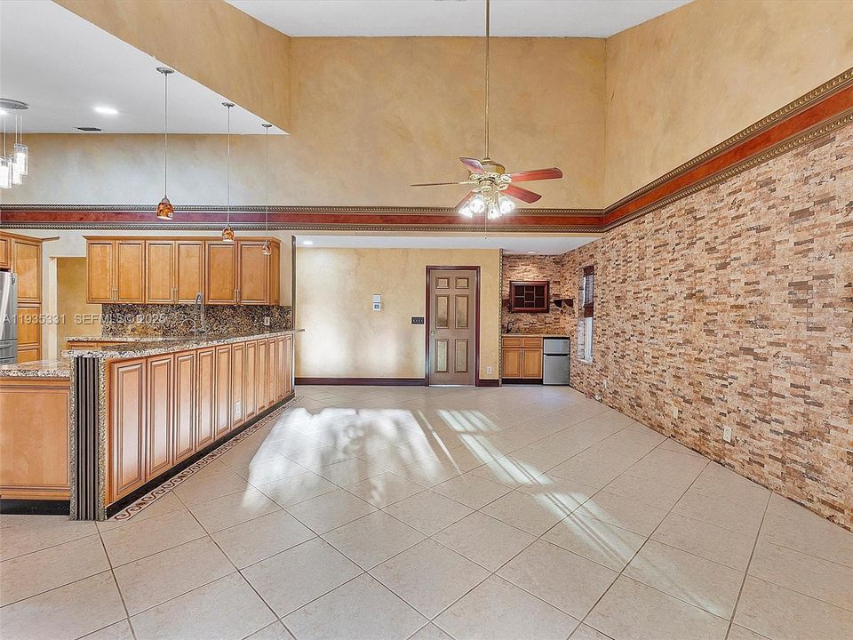 出租: $4,500 (4 贝兹, 3 浴室, 2802 平方英尺)