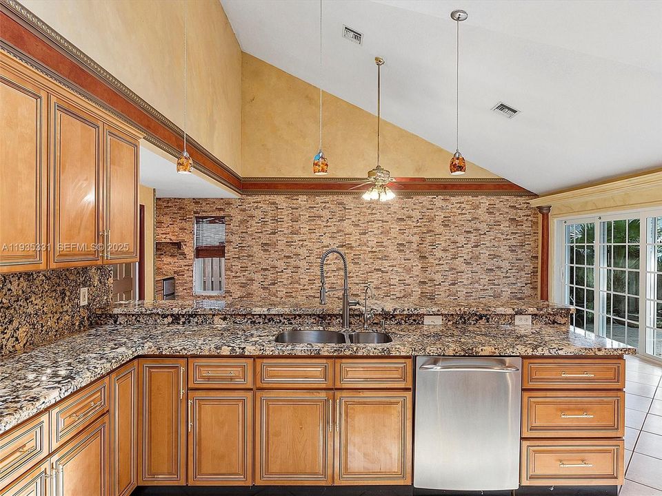 出租: $4,500 (4 贝兹, 3 浴室, 2802 平方英尺)