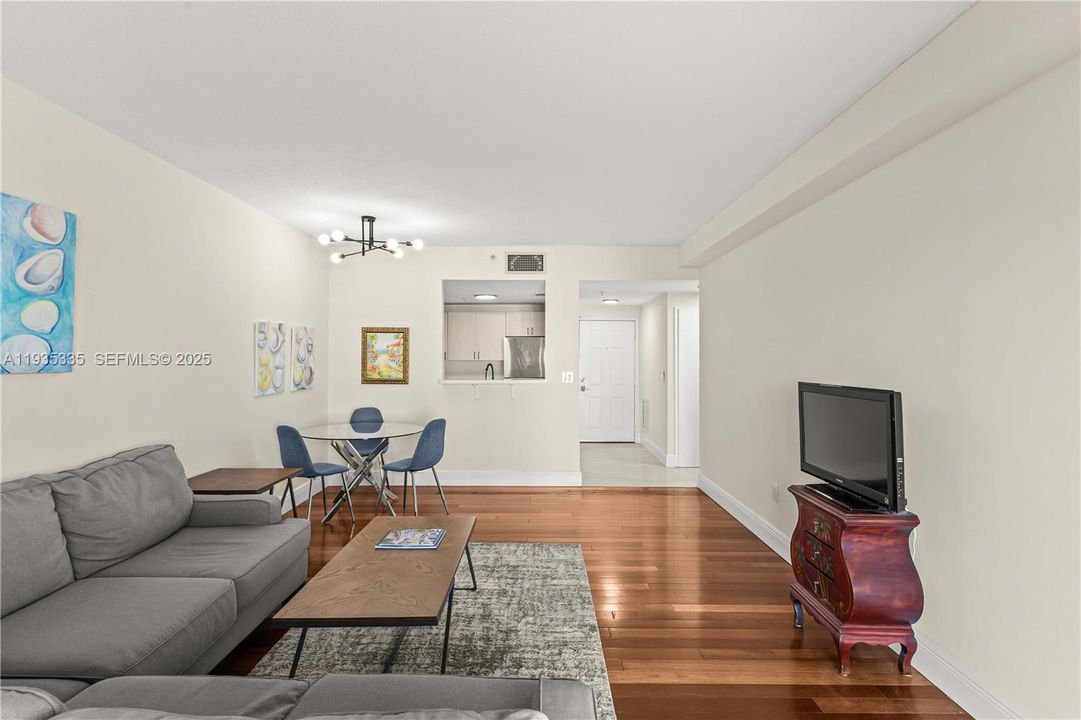 For Rent: $2,300 (1 beds, 1 baths, 763 Square Feet)