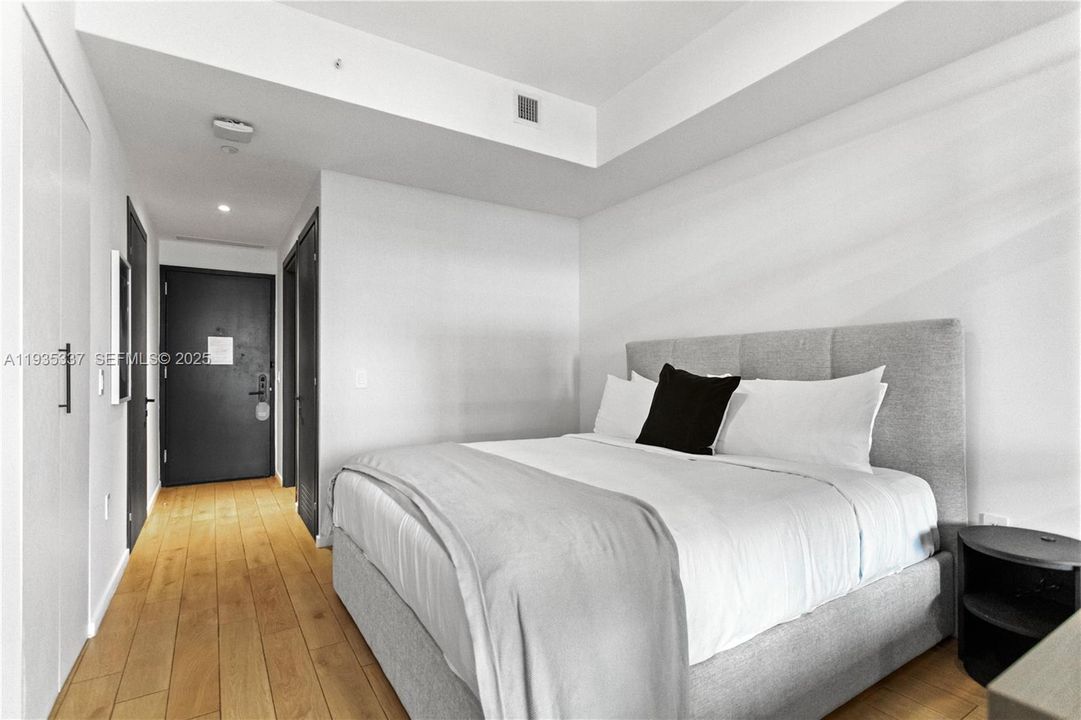 For Sale: $610,000 (1 beds, 1 baths, 430 Square Feet)