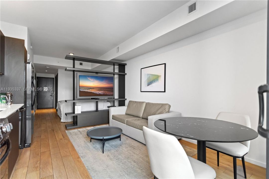 For Sale: $610,000 (1 beds, 1 baths, 430 Square Feet)