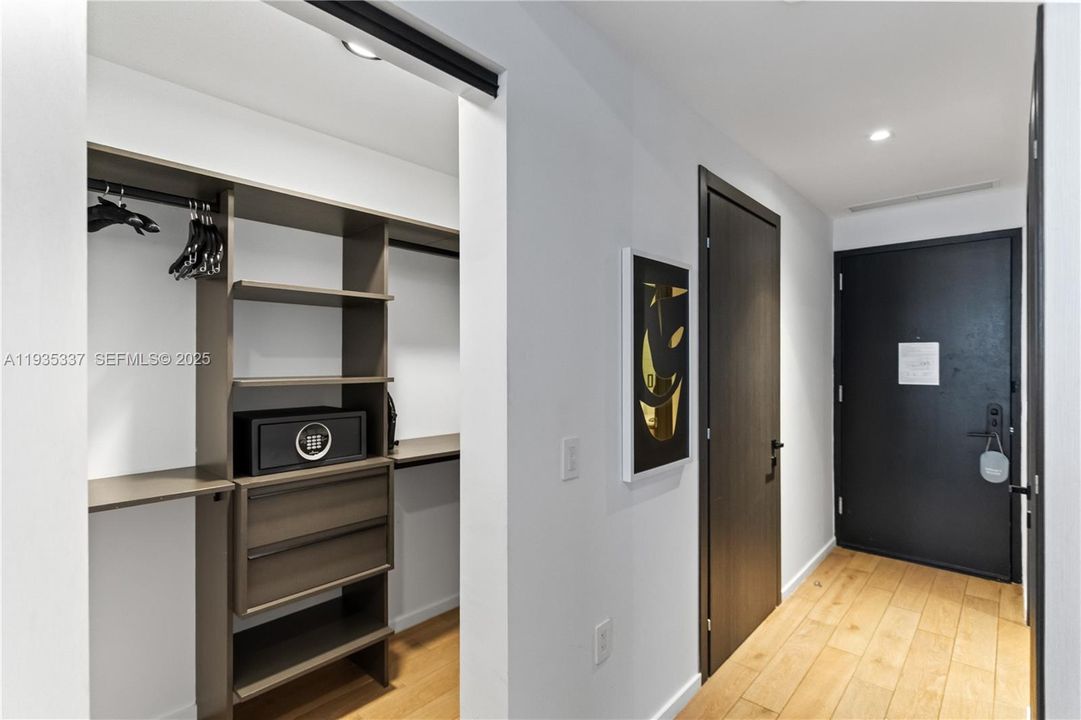 For Sale: $610,000 (1 beds, 1 baths, 430 Square Feet)