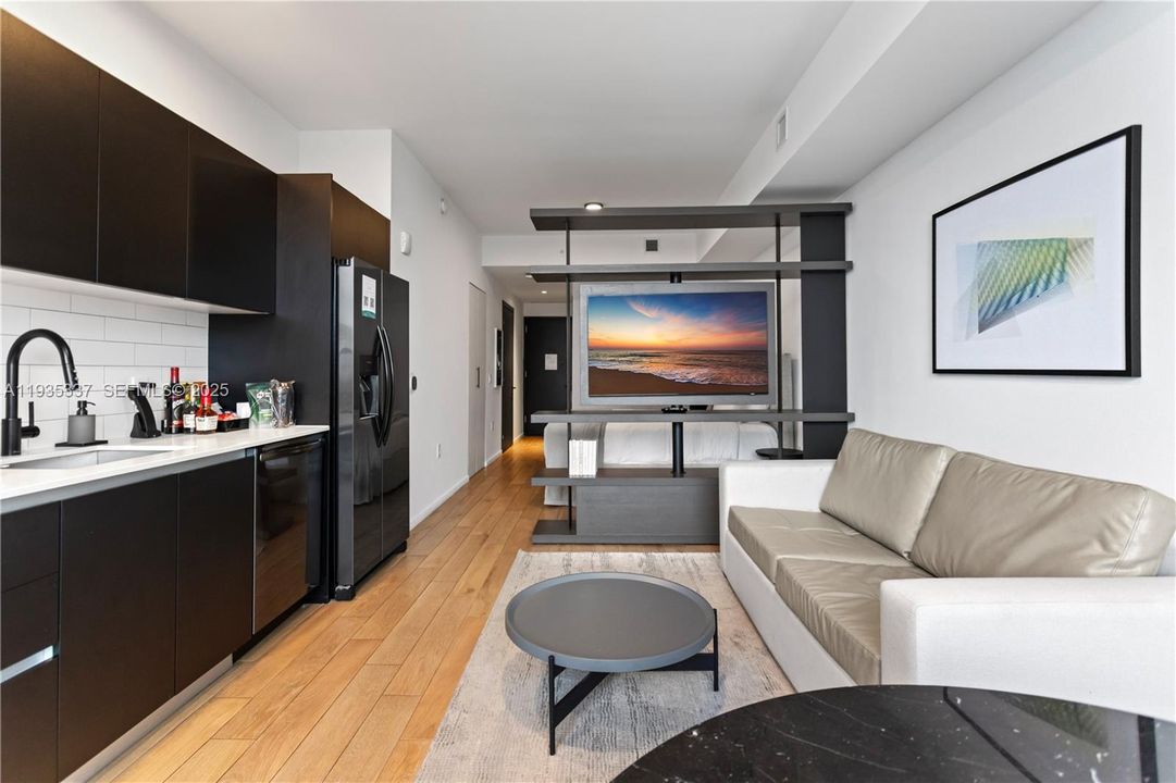 For Sale: $610,000 (1 beds, 1 baths, 430 Square Feet)