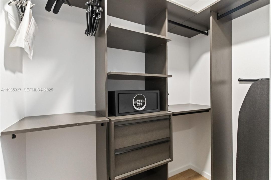 For Sale: $610,000 (1 beds, 1 baths, 430 Square Feet)